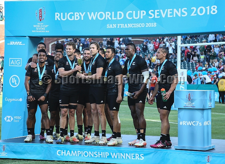 2018RugbySevensSun-27.JPG - New Zealand celebrates their victory against England in the men's championship finals of the 2018 Rugby World Cup Sevens, Sunday, July 22, 2018, at AT&T Park, San Francisco. New Zealand defeated England 33-12.  (Spencer Allen/IOS via AP)